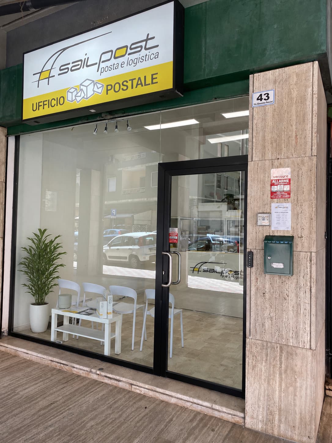 Ingresso dell’agenzia Idolo Logistics Sailpost in Via Giacomo Puccini 43 a Cagliari